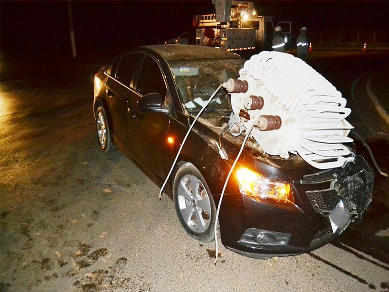 Foto 2 de 8 — Carro acerta poste e transformador despenca em cima do veículo; veja as fotos